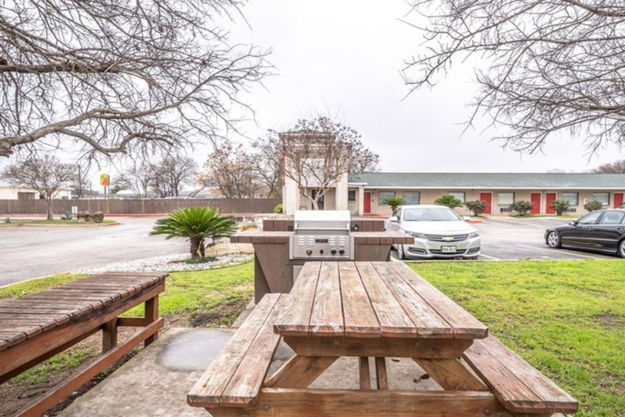 Oyo Hotel San Antonio Near At&T Center Экстерьер фото